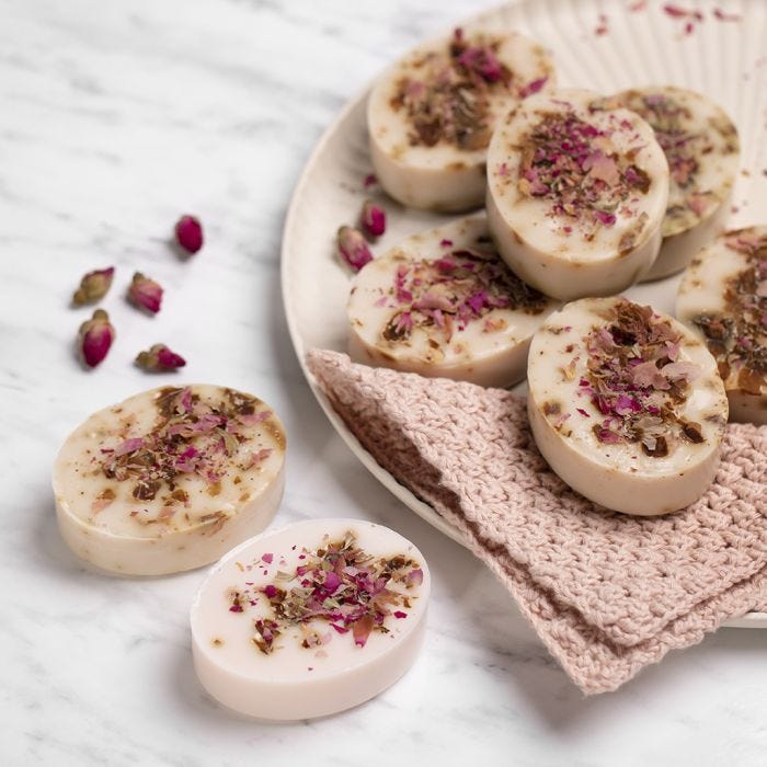 Savon fait maison au karité, à la vanille et aux pétales de rose