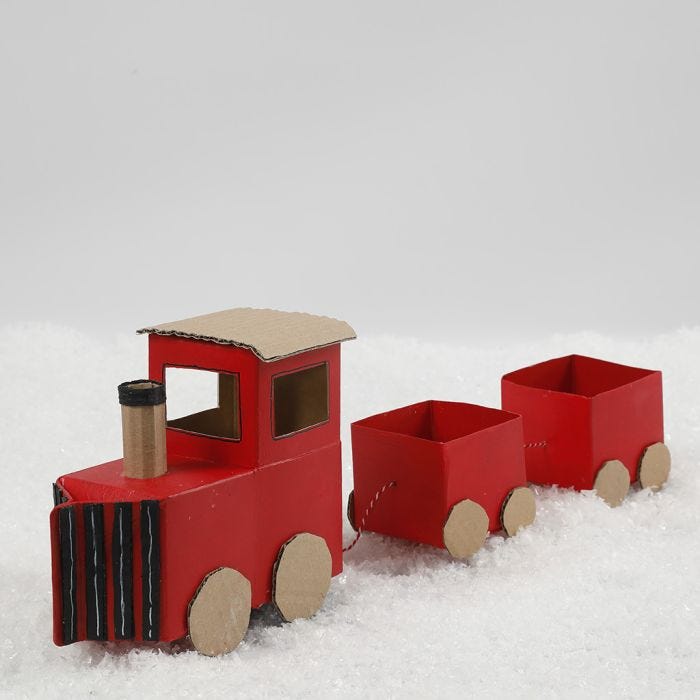 Un train de Noël en briques de lait/jus et en carton recyclé