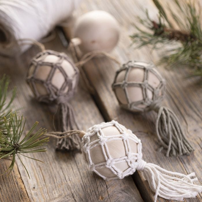 Une boule de Noël en macramé