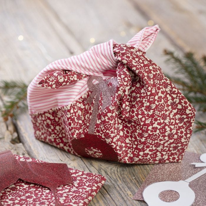 Un sac en tissu recyclé avec des motifs