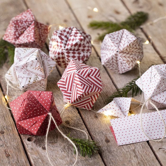 Une boule de Noël en origami pliée dans du papier pour origami