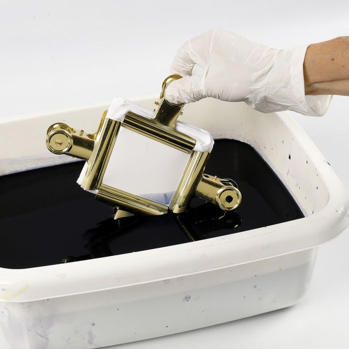 Comment réaliser un tie-dye avec la technique shibori en utilisant des pinces métalliques