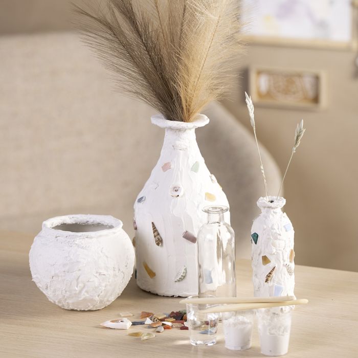 Un vase à surface en plâtre avec des mosaïques