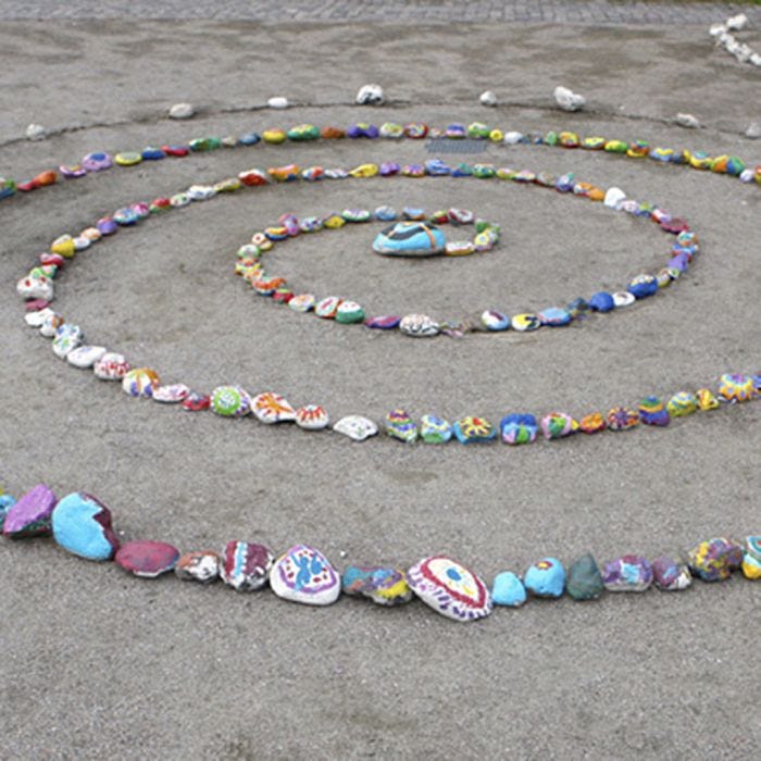 Des mandalas dans des cercles de pierre