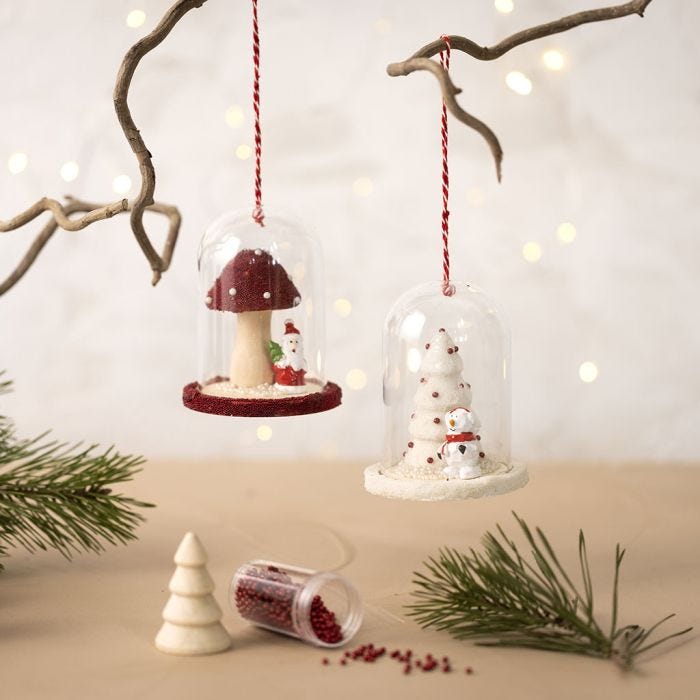 Une cloche de Noël avec des mini-décorations