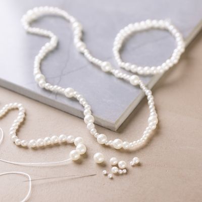 Collier et bracelet faits avec des perles blanches nacrées