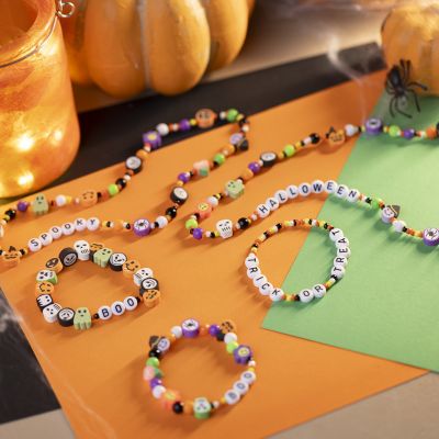 Bijoux d’Halloween avec perles lettres