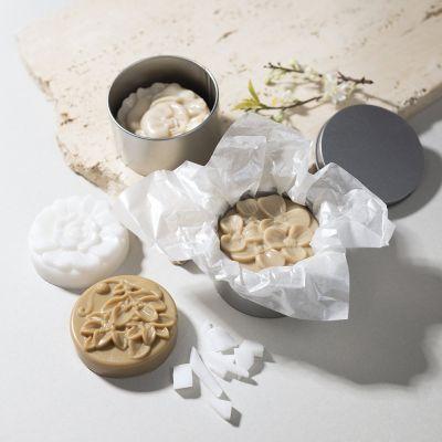 Savon au beurre de karité dans une boîte métallique