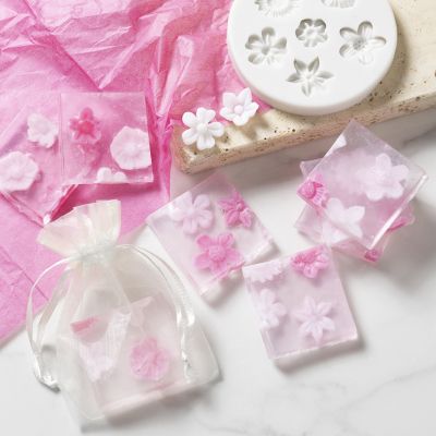 Savon transparent avec des fleurs moulées