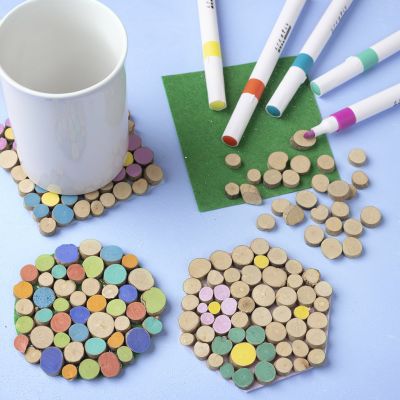 Sous-verres à disques en bois colorés