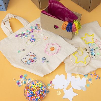 Sacs fourre-tout décorés de broderies et perles