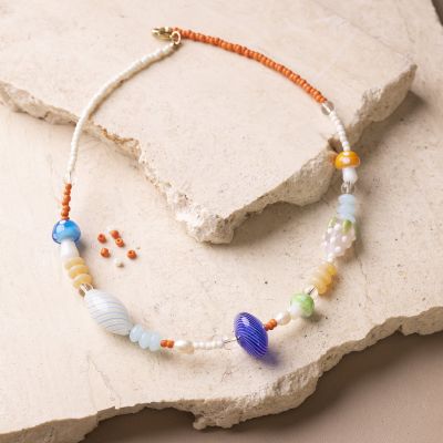 Collier avec de grosses perles en verre multicolores
