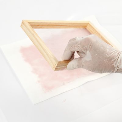 Comment fabriquer du papier fait maison teint à l’aquarelle