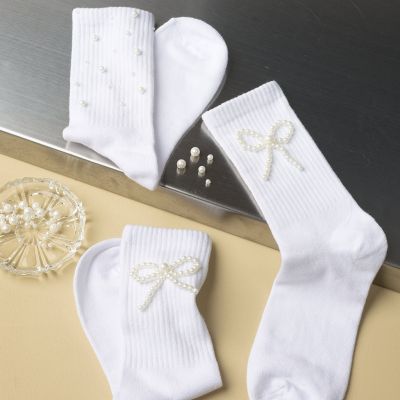 Chaussettes décorées de perles de cire