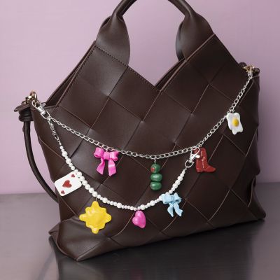 Chaîne à breloque avec pendentifs en argile fine