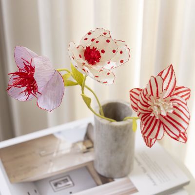 Fleurs en papier crépon décorées à l’aide de feutres Créatif Multifonctionnel