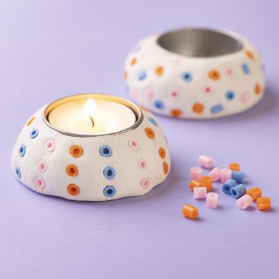 Bougeoirs en argile autodurcissante décorés de perles à repasser
