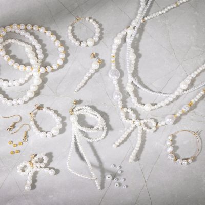 Bijoux faits avec des perles blanches nacrées