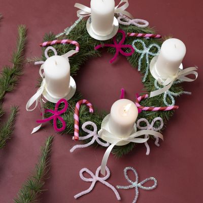 Couronne de Noël avec décorations en argile fine et fil chenille 