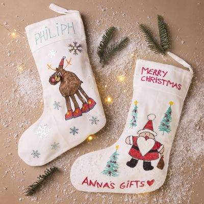 Des bas de Noël décorés décorés aux feutres textiles