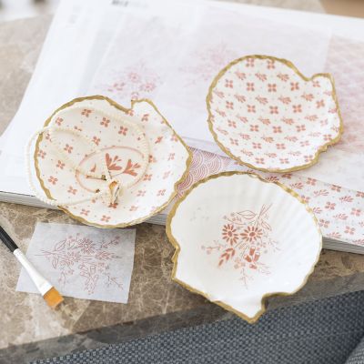 Coquillages décorés de découpage et marqueur doré 