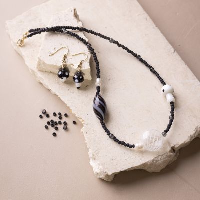 Collier et boucles d’oreilles avec de grosses perles en verre noires