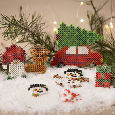 Des motifs de Noël faits en perles NABBI BioBeads