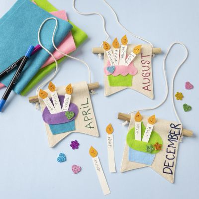 Bannière d’anniversaire avec gâteaux et bougies