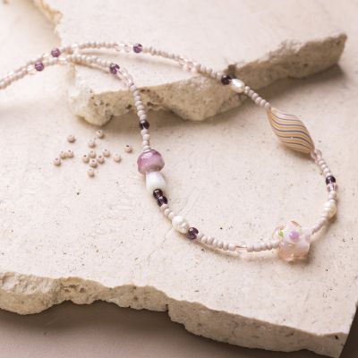 Collier avec de grosses perles en verre roses