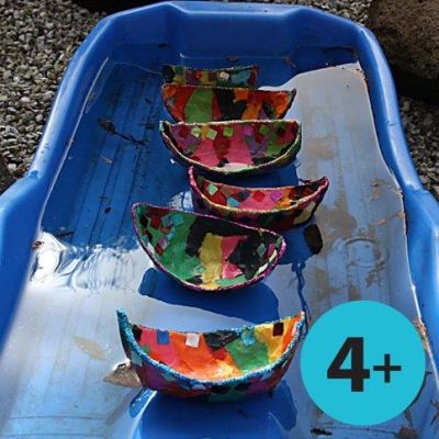 Lancement de bateaux en papier m&acirc;ch&eacute; sur le lac