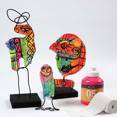 Une sculpture avec des bandes de gaze plâtrée