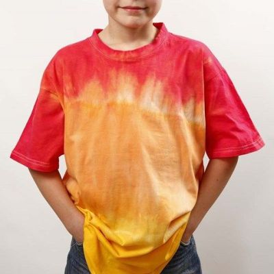 Teinture par immersion et tie-dye sur un t-shirt