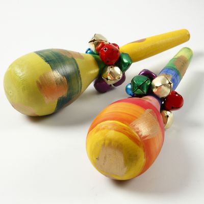 Maracas en bois peintes et d&eacute;cor&eacute;es de cloches