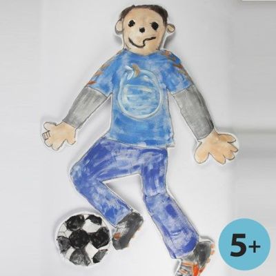 Une poup&eacute;e g&eacute;ante faite &agrave; partir d'imitation tissu