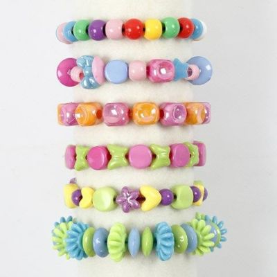 Bracelets réalisés avec des perles en plastique sur un cordon élastique coloré pour bijoux.