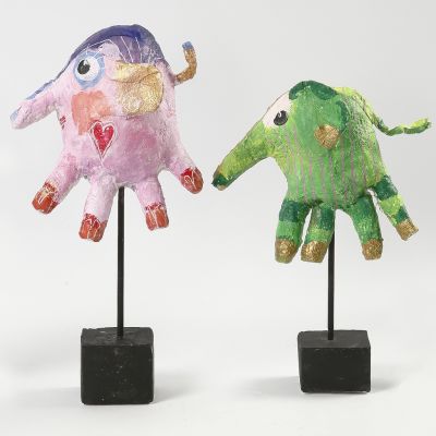 Un &eacute;l&eacute;phant fait avec un gant jetable et des bandes pl&acirc;tr&eacute;es