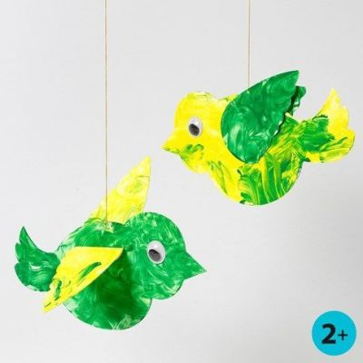Peinture au doigt sur un oiseau &agrave; assembler
