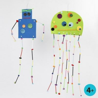 Des formes en caoutchouc mousse avec de longs membres faits de pailles de construction et de perles