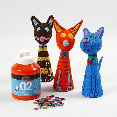 Des animaux en polystyr&egrave;ne et bandes pl&acirc;tr&eacute;es, peints et d&eacute;cor&eacute;s