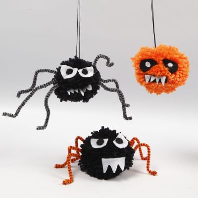 Bestioles effrayantes d'Halloween faites avec des pompons