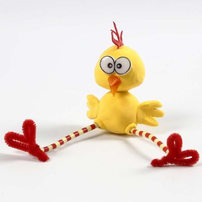 Un poussin en Silk Clay avec de longues pattes faites de cure-pipes et de perles Nabbi.