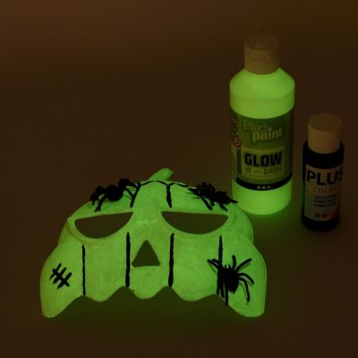 Un masque peint avec de la peinture luminescente.