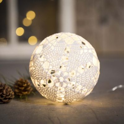 Une boule de Noël illuminée en fil de coton