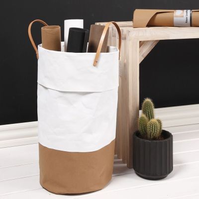 Un panier à linge fait en papier imitation cuir