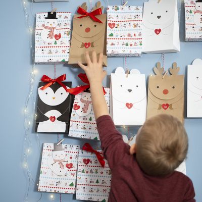 Un calendrier de l’Avent composé de sachets en papier sur le thème des animaux de l’Arctique.