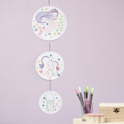 Un mobile avec une sirène et des motifs d’animaux marins