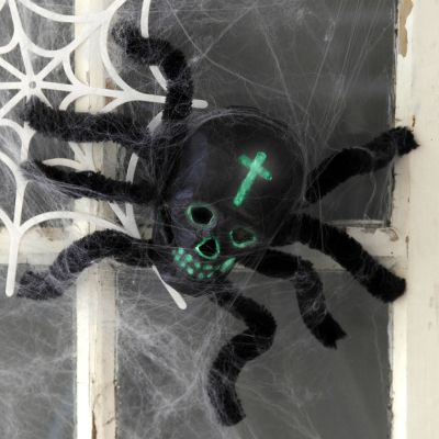 Une araignée réalisée avec un crâne et des cure-pipes pour une décoration d’Halloween