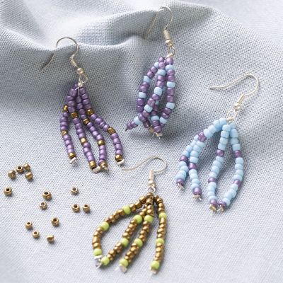 Boucles d’oreilles avec des pampilles en perles de rocaille.