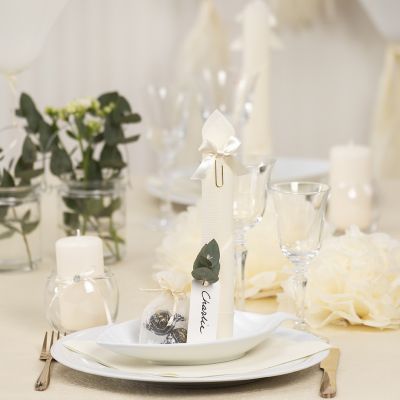 Décorations de table blanc cassé avec des fleurs en papier