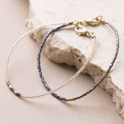 Bracelets à motifs avec des perles de rocaille.